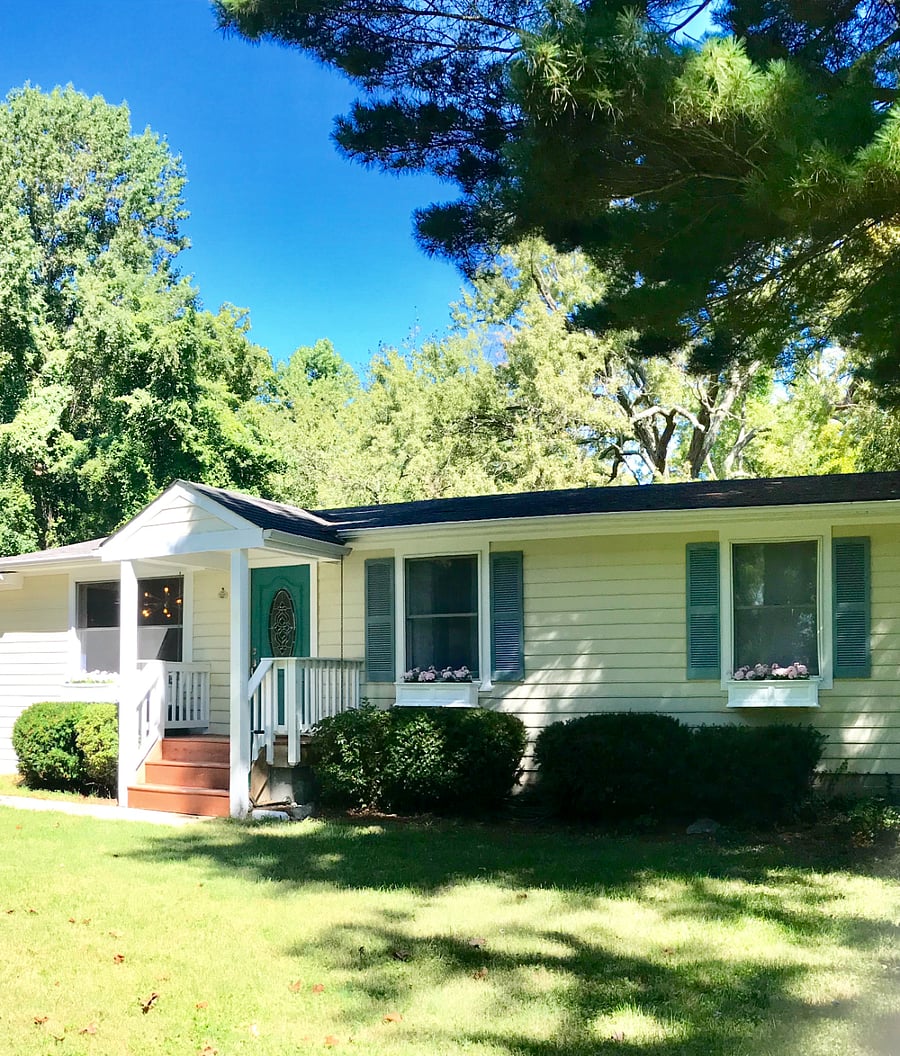 Very cute front yard, maintenance included. 