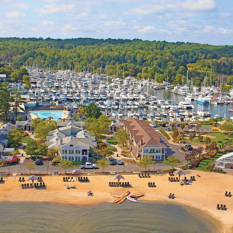 Perfect for weddings, guests, live music, restaurant, swimming pool (fees), and marina