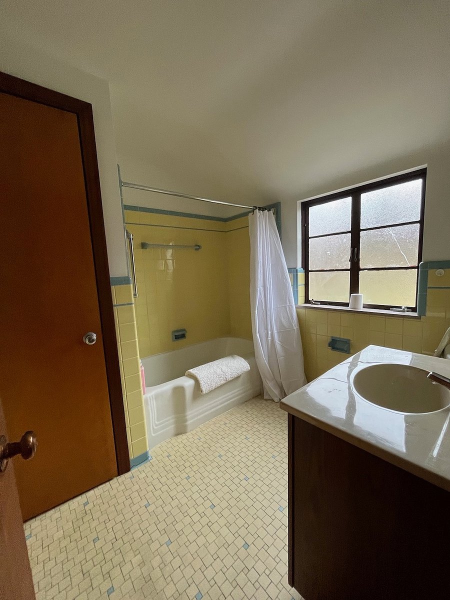 2nd Floor Full Bathroom