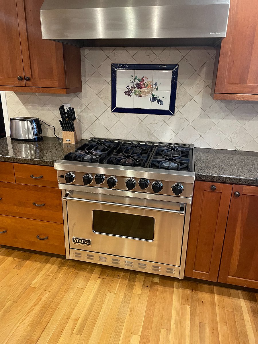Gourmet Kitchen with Viking Gas Range/Oven