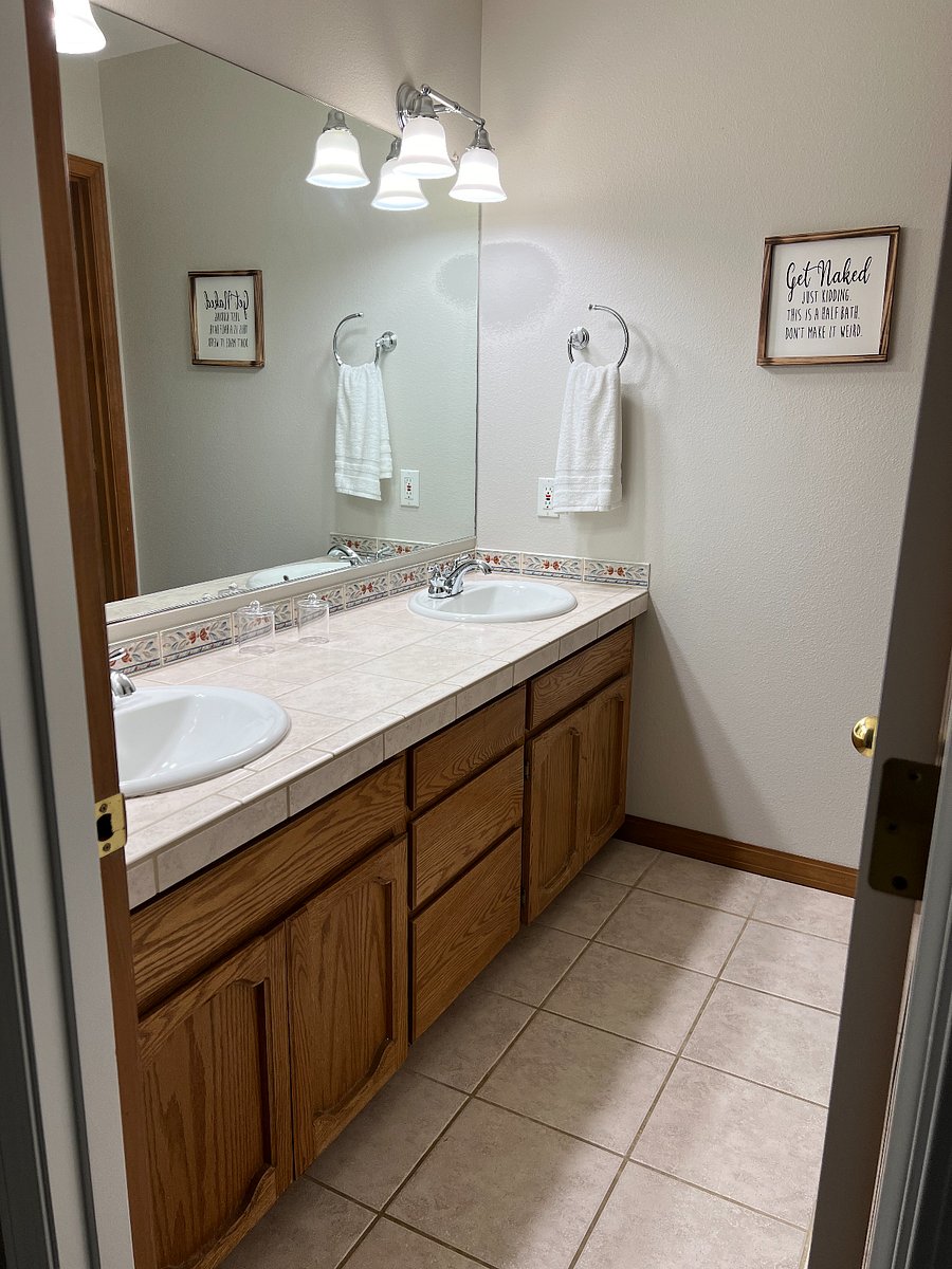 Upstairs full bathroom