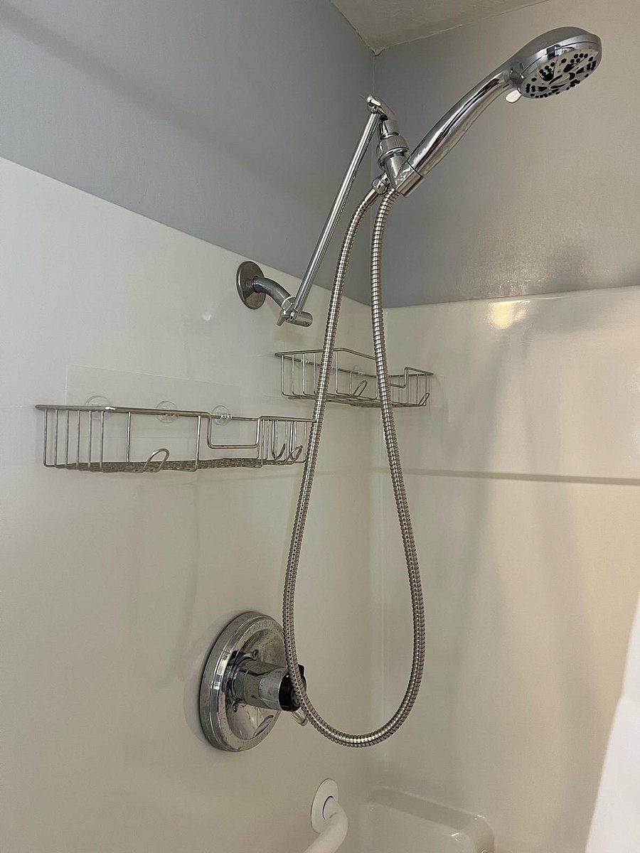 Studio Bath: shower wand + ample in shower storage