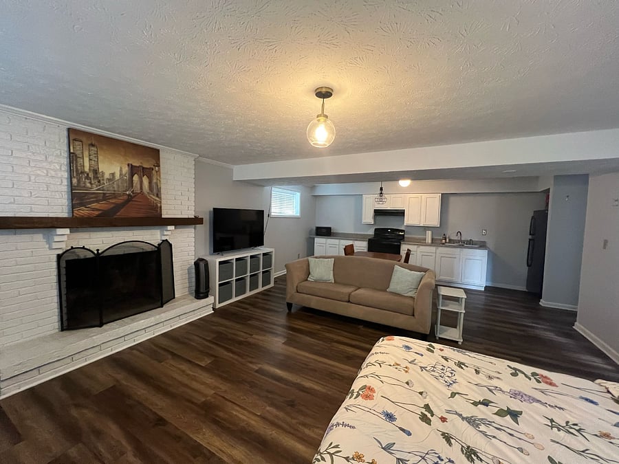 Studio: located on lower level. king bed, tons of storage, has own full kitchen, large smart TV, large wardrobe space, dining table, couch, 4 windows for tons of natural light, wood blinds + shutters for blackout light control.