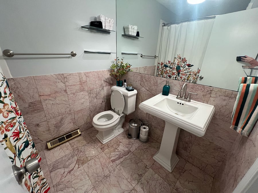 Guest Bathroom
(shared by Guest Bedroom #1 and #2)
Spacious bath shower/tub combo, shower head wand with multiple massage settings, multiple shelves, large mirror, wall mounted magnified makeup mirror
