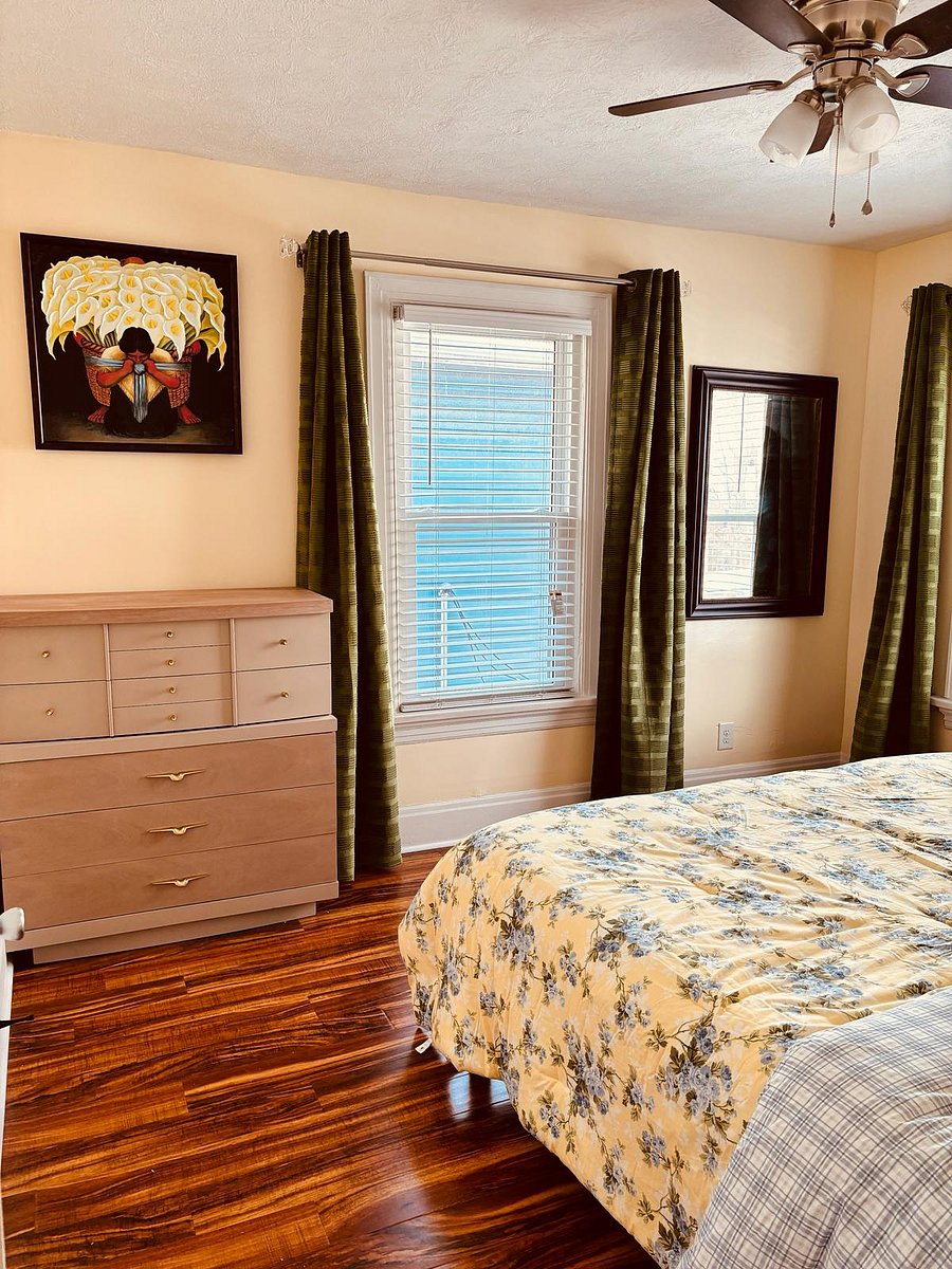 Big dresser. Lots of space!
2 windows: very luminous room, with blackout curtains!