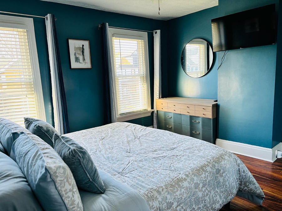 2 windows: very luminous room, with blackout curtains!
Roku TV