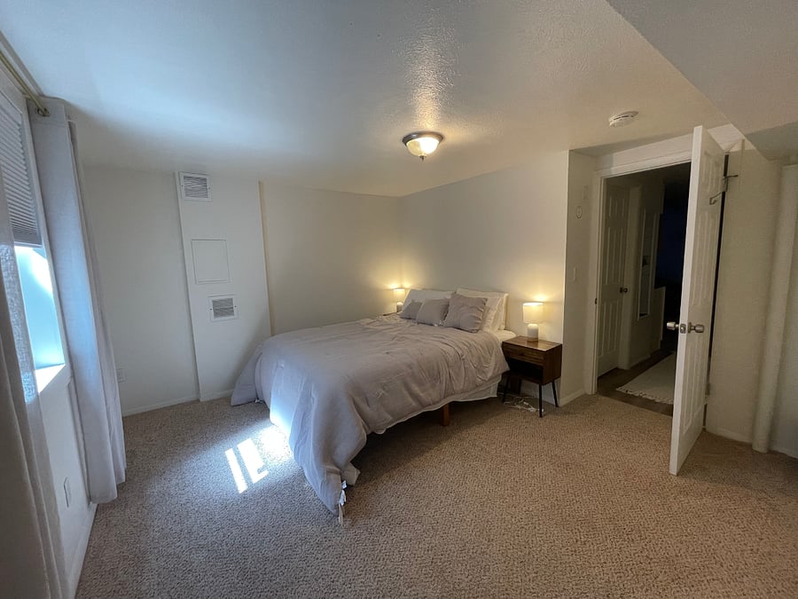 Bedroom 1 - Queen Bed