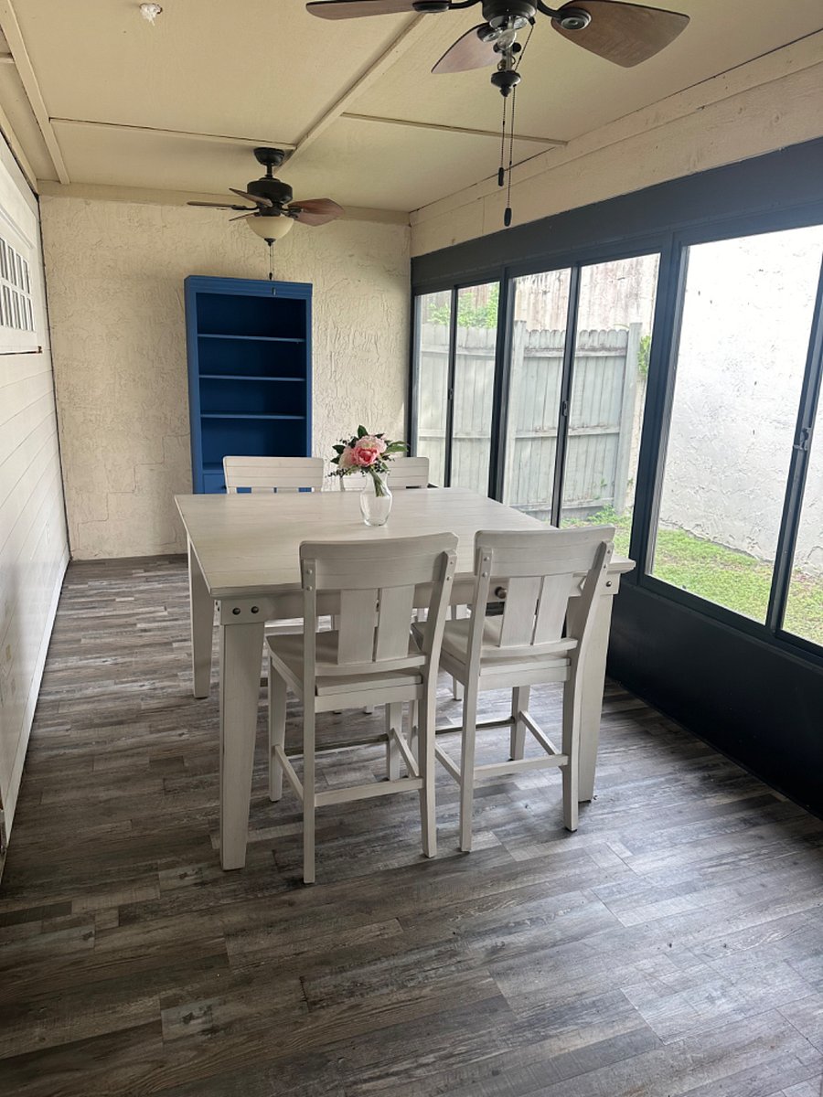 Large back lanai off kitchen