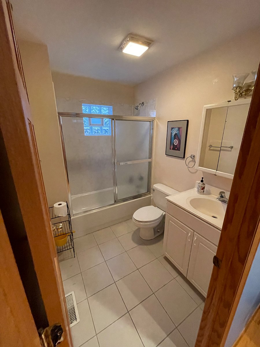 Full bathroom #2 in betwen guest rooms