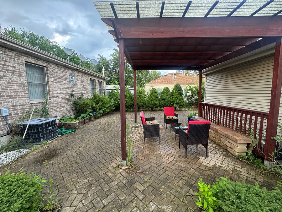 Exapnsive space for griling -- space shared among tenants