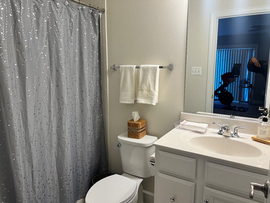 Full Bathroom w/tub & shower