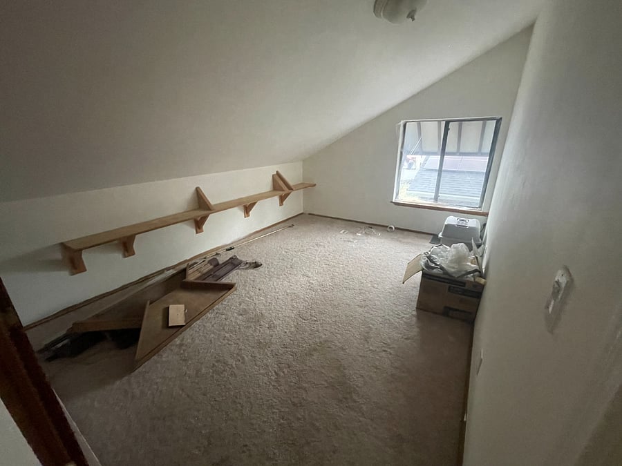 Been meaning to clean and redo this room. Happy to make it a personal workspace for you if you'd like