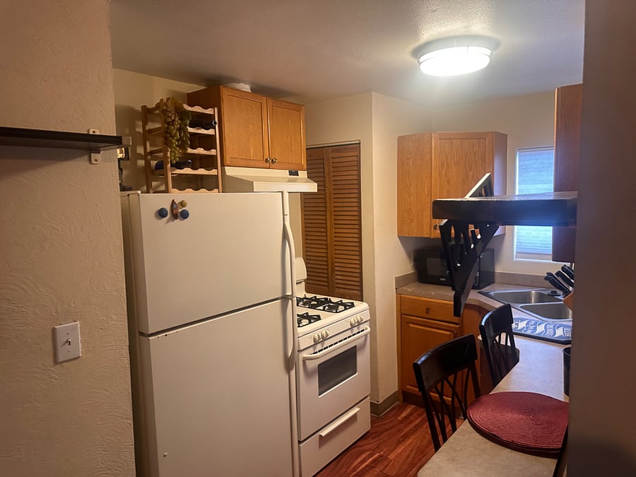 Kitchenette with all the dinner& cookware. 