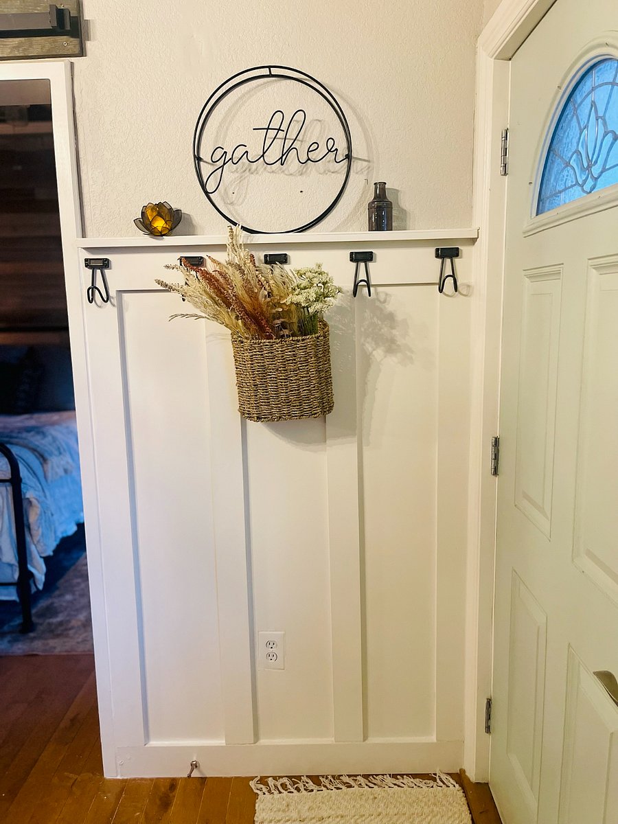Entryway: Use the smart lock keypad for an easy self check-in. Hang your heavy winter coats on the board and batten wall hooks and grab the parking pass to put in your car during your stay.