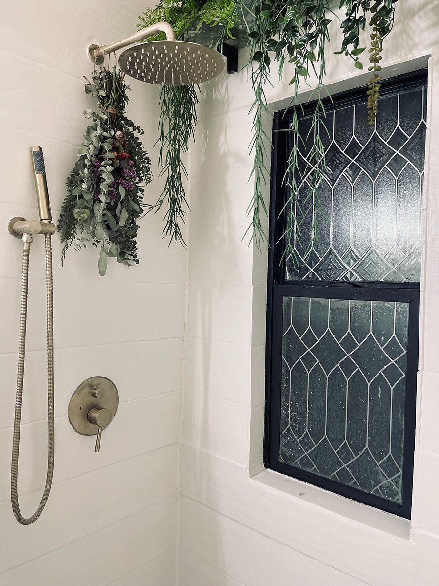Rainfall shower head + spray bar