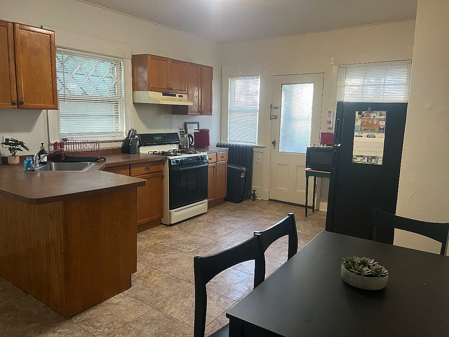 Large eat in full kitchen.
