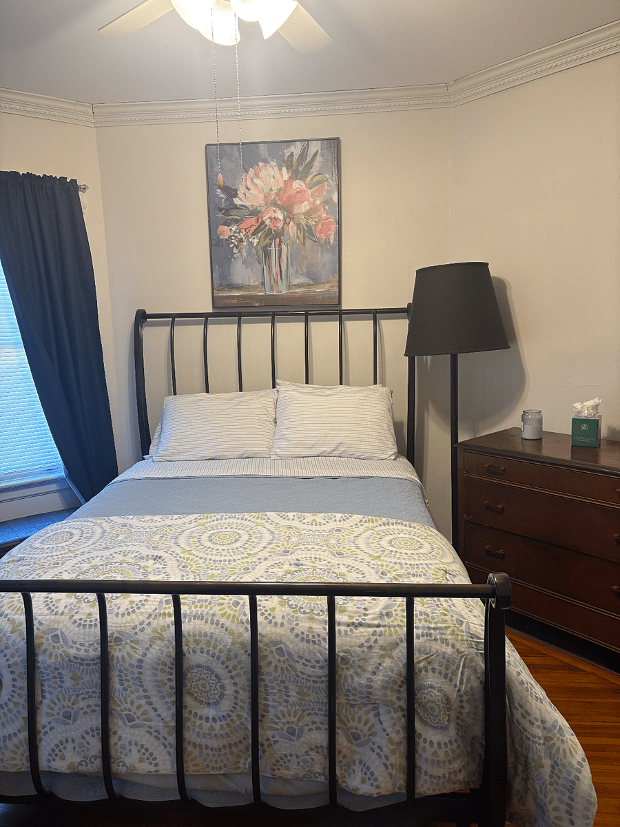 Bedroom 1- queen bed