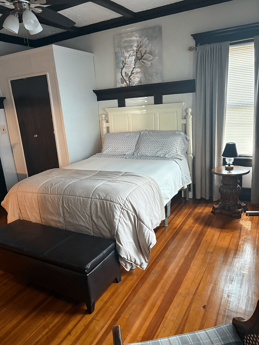 Bedroom 2- Queen bed