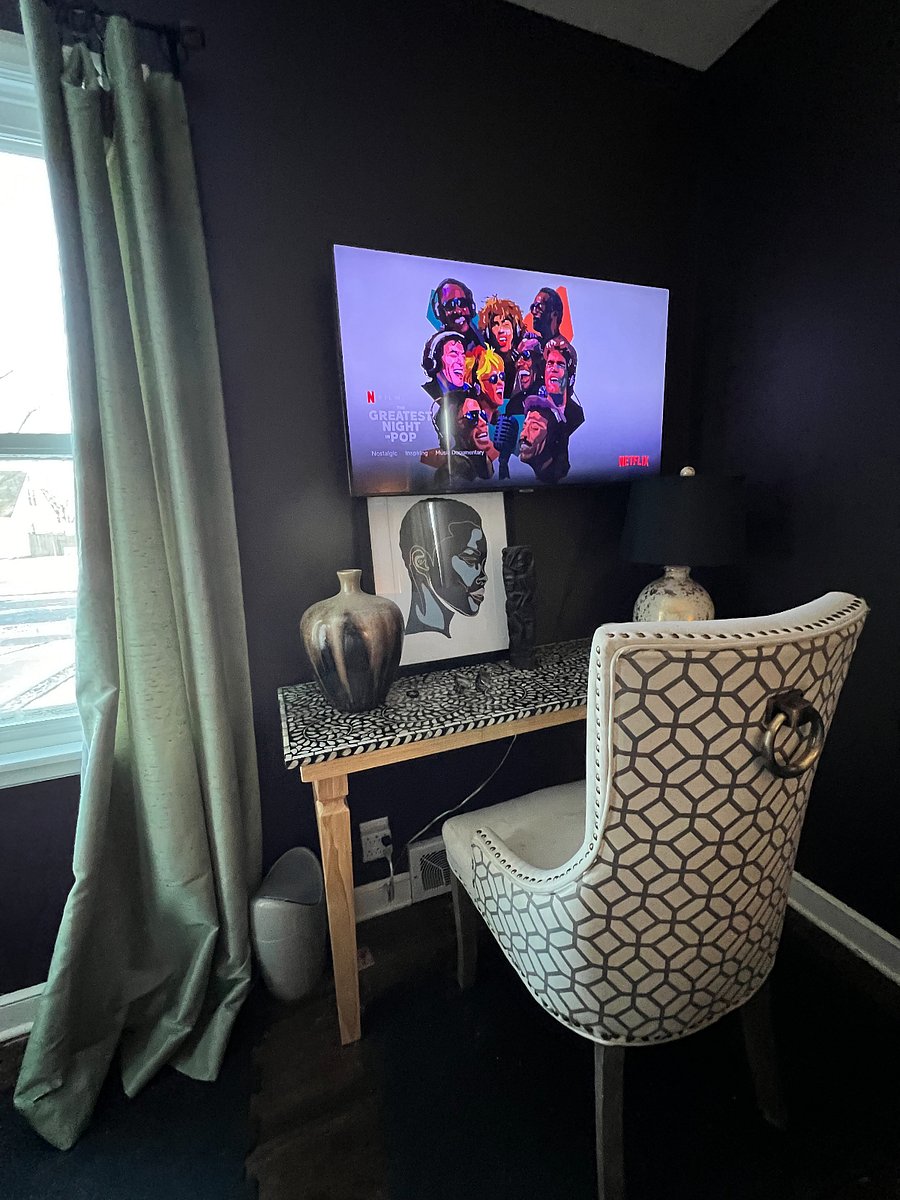 Your bedroom view 3. Small desk with Smart TV and Wifi included.