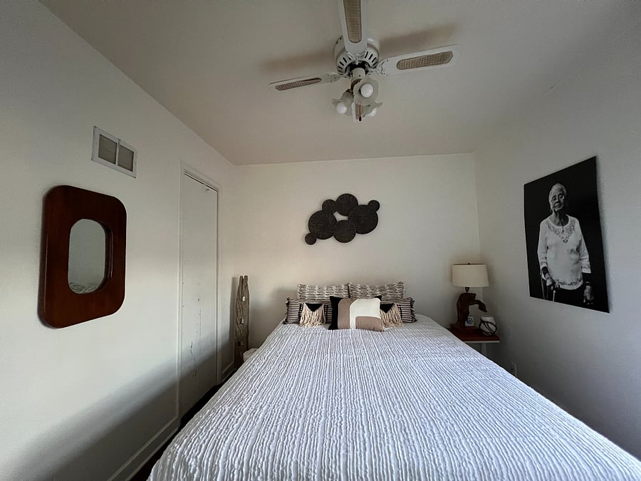 Queen size bedroom.