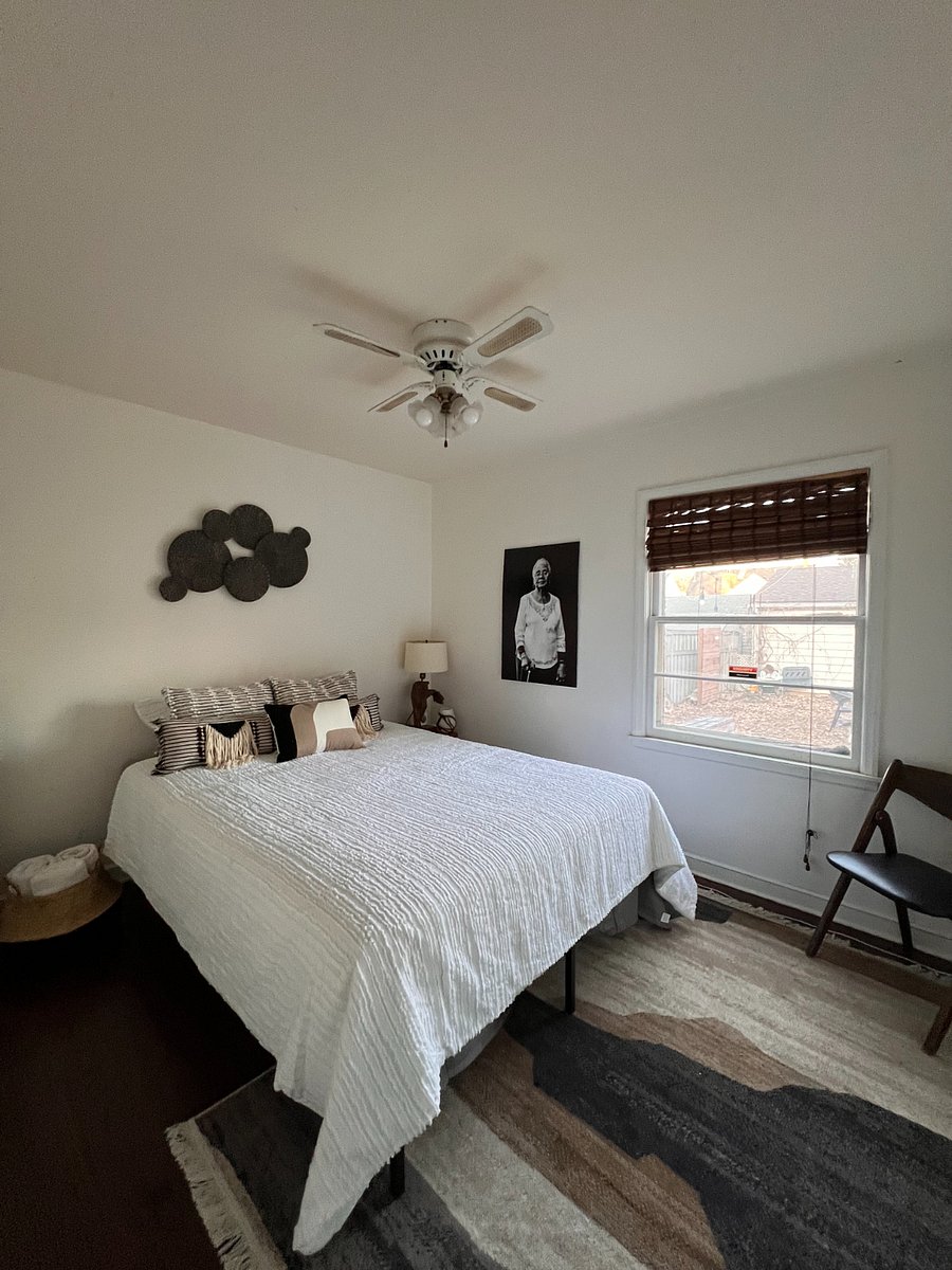 Queen size bedroom.