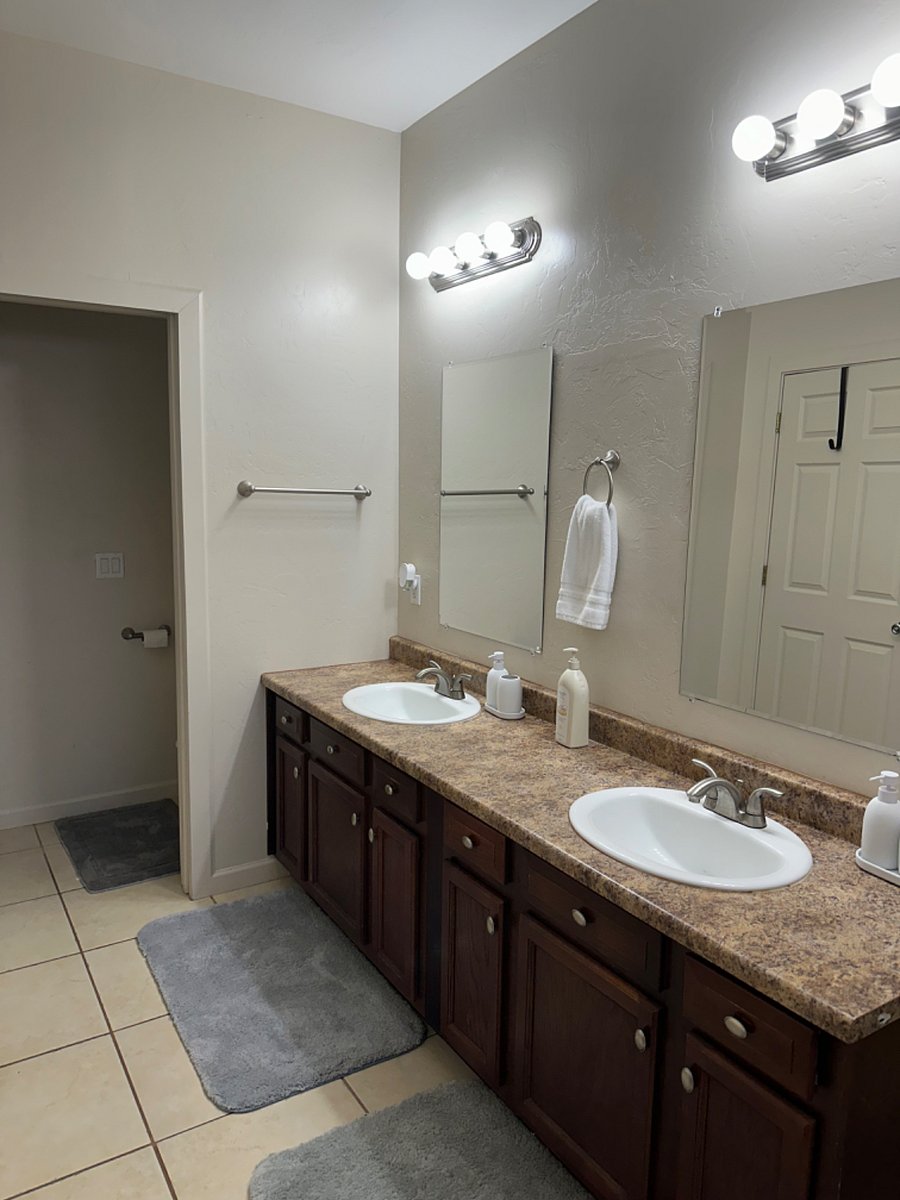Primary bathroom on suite w/ dual vanities