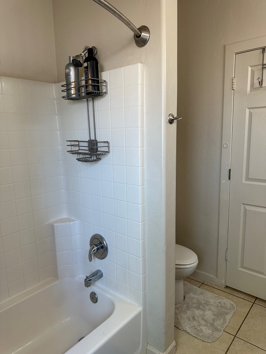 second bathroom w/tub