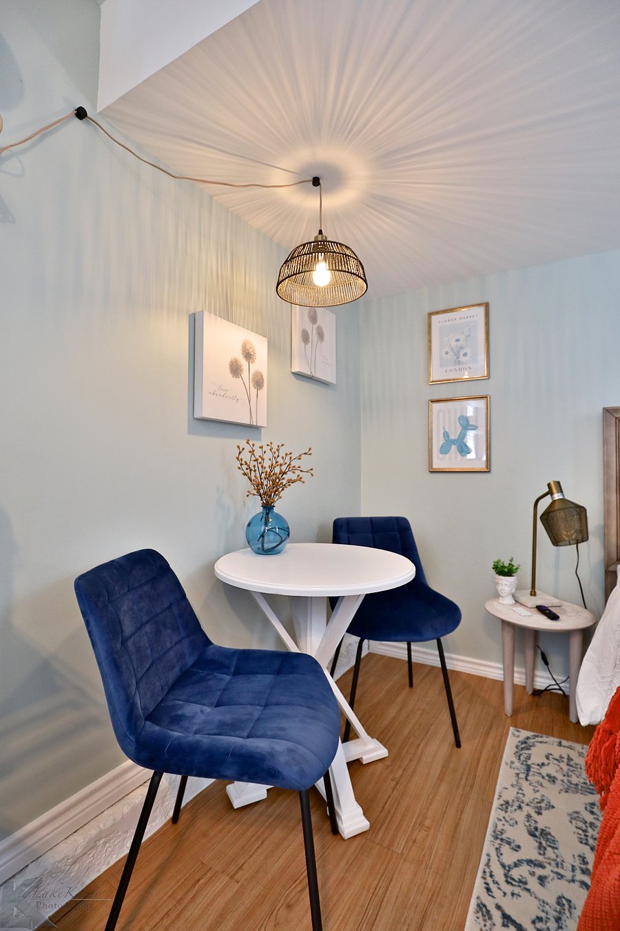 Enjoy your morning coffee in this cozy dining room!