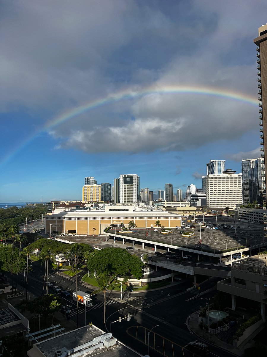 Conveniently located. To name a few, it is walking distances to beaches, Ala Moana Center/Hotel, the Convention Center and Waikiki, and minutes drive to medical facilities, the zoo, and endless other attractions.