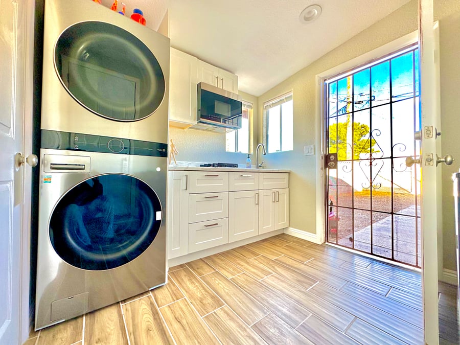 Kitchen with 2 stoves, microwave, 2 mini fridges. Large washer and dryer for your use. Pots, pans, plates, bowls, and cutlery are provided. Private access to a shared backyard as well.