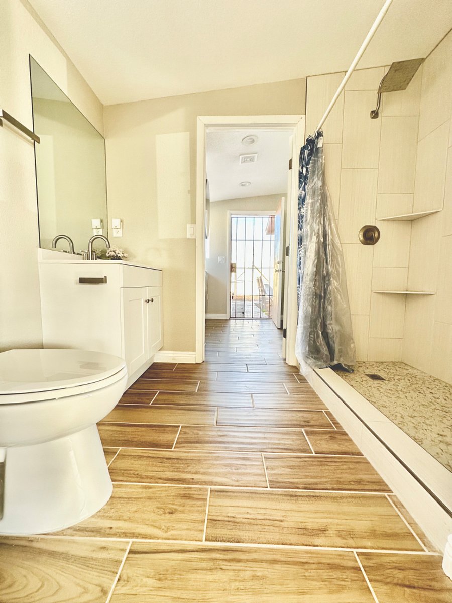 Clean bathroom with basic soap, shower gel, shampoo and conditioner, towels and hand towels provided.