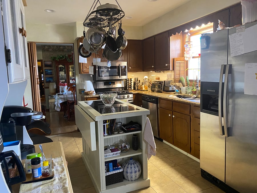 Kitchen with Island/chairs and granite counter tops