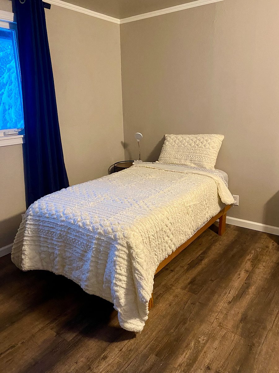 Bedroom 2 (Has a small desk)