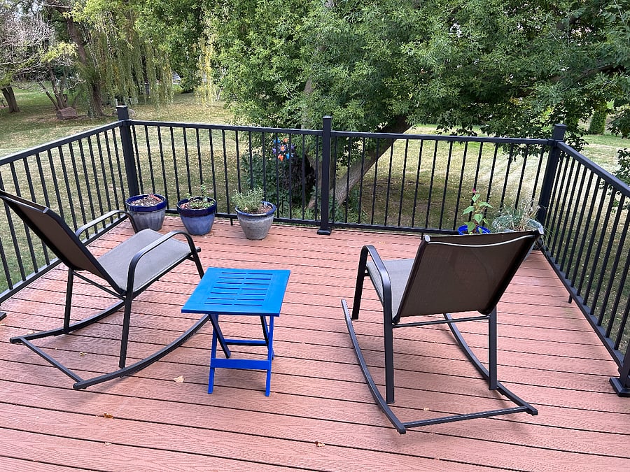 Kitchen balcony to enjoy a morning coffee or after work beverage.