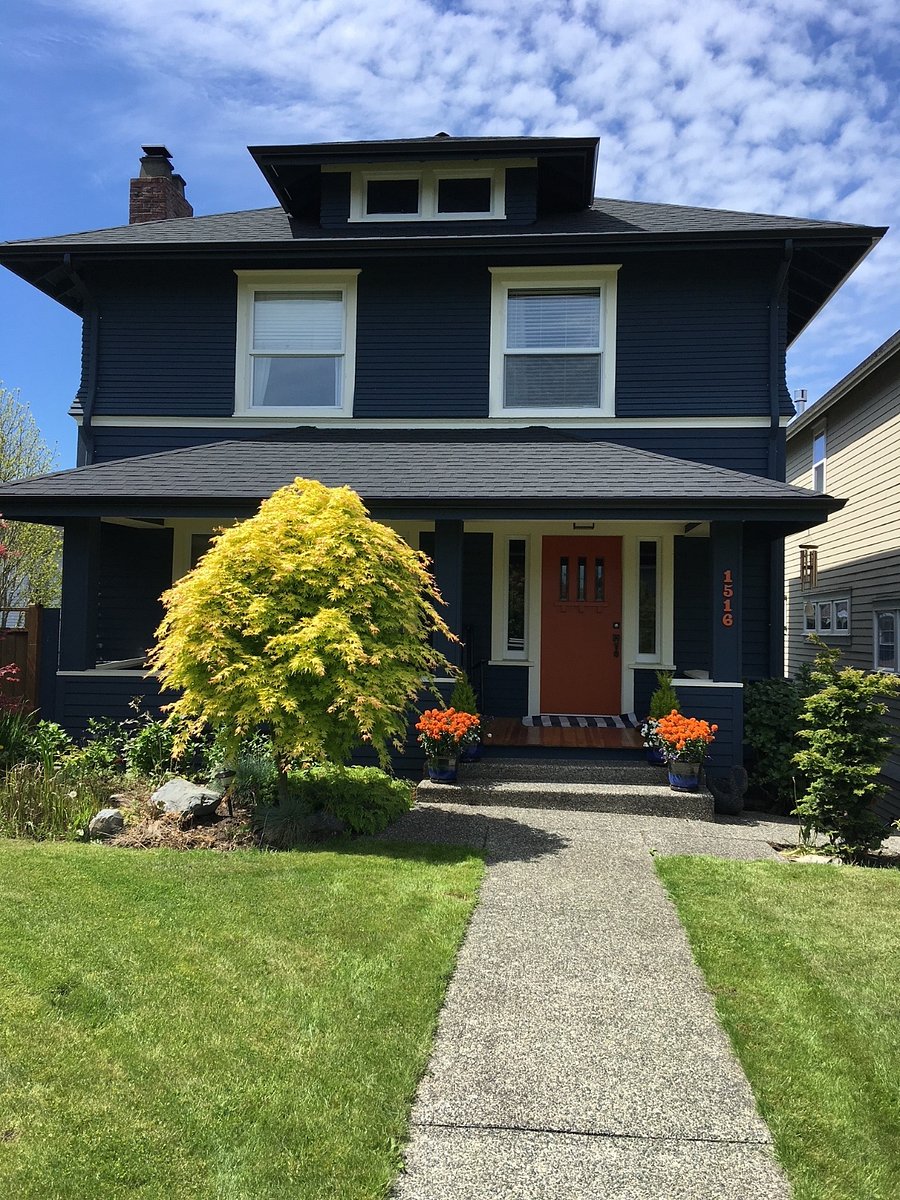 This is the exterior of our home. To access the apartment, you walk to the right and down 5 stairs. You can also access from the alleyway