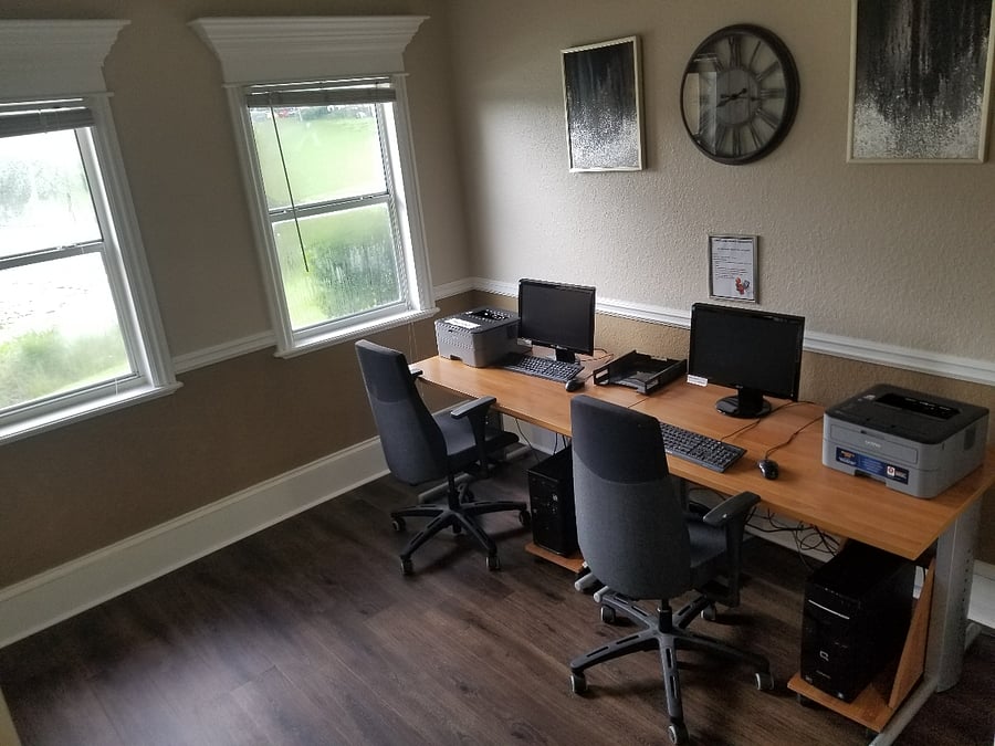 The community features a business center for printing and browsing the internet.