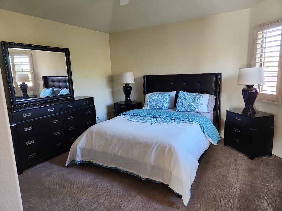 Guest Room, Queen Bed