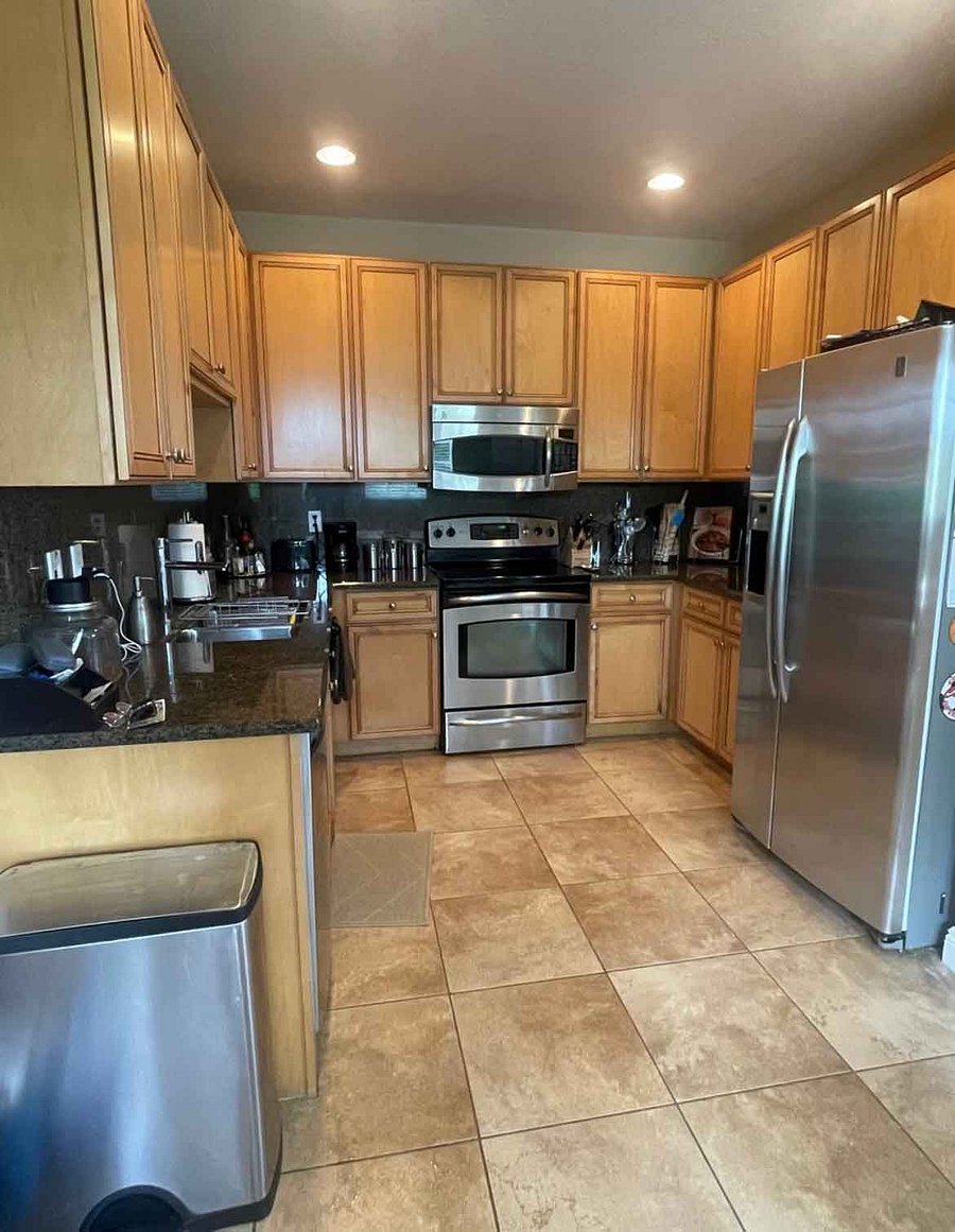Kitchen w. Dishwasher & Microwave