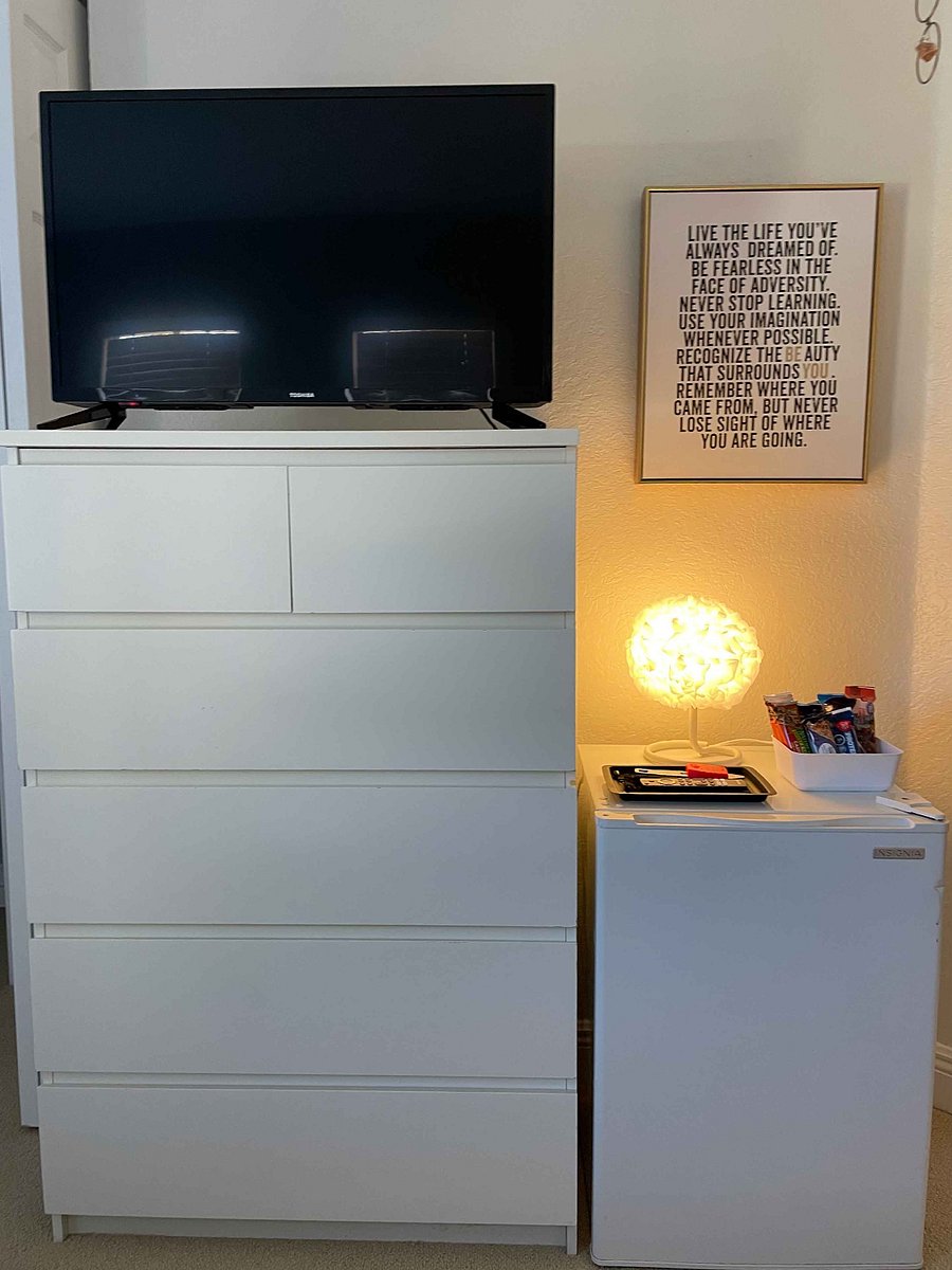 Dresser & Mini Fridge
32" TV w/ Streaming Apps