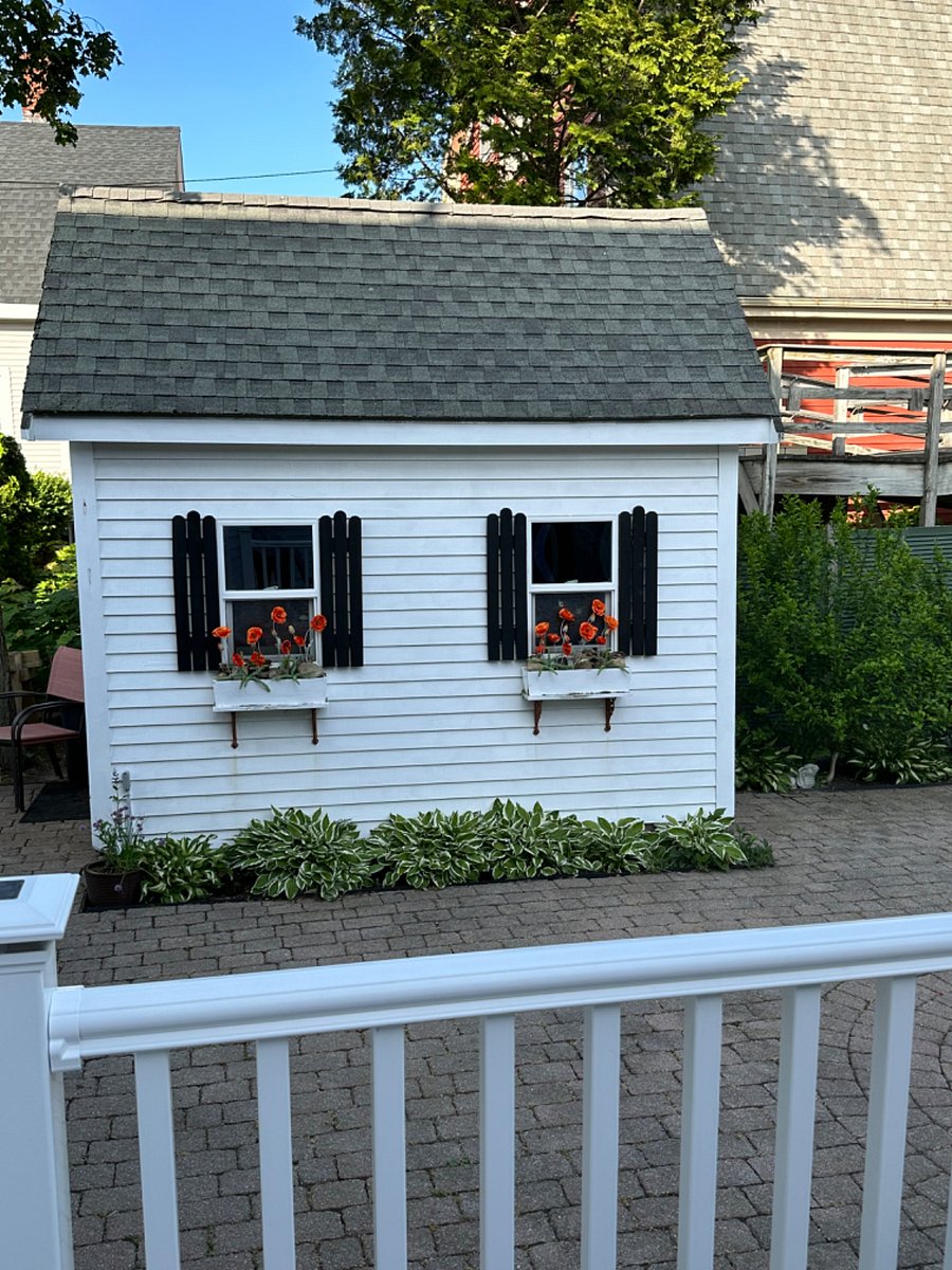 Court Yard with Grill.