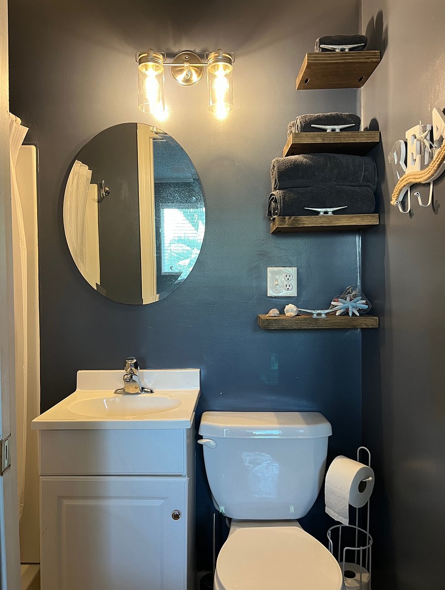 Full Bathroom attached to BR1