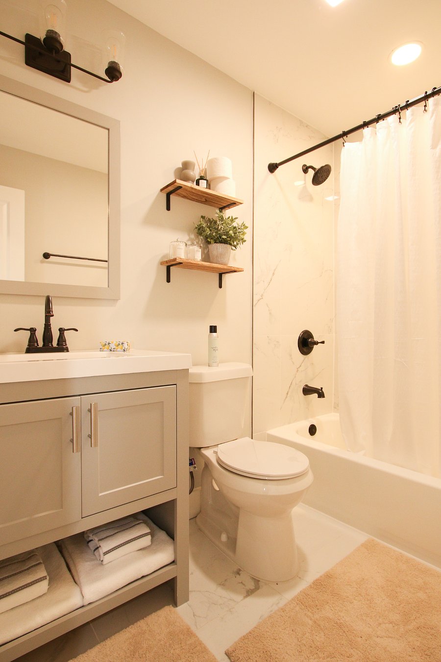 Shared bathroom on the main level. Comes with shower/tab combo.