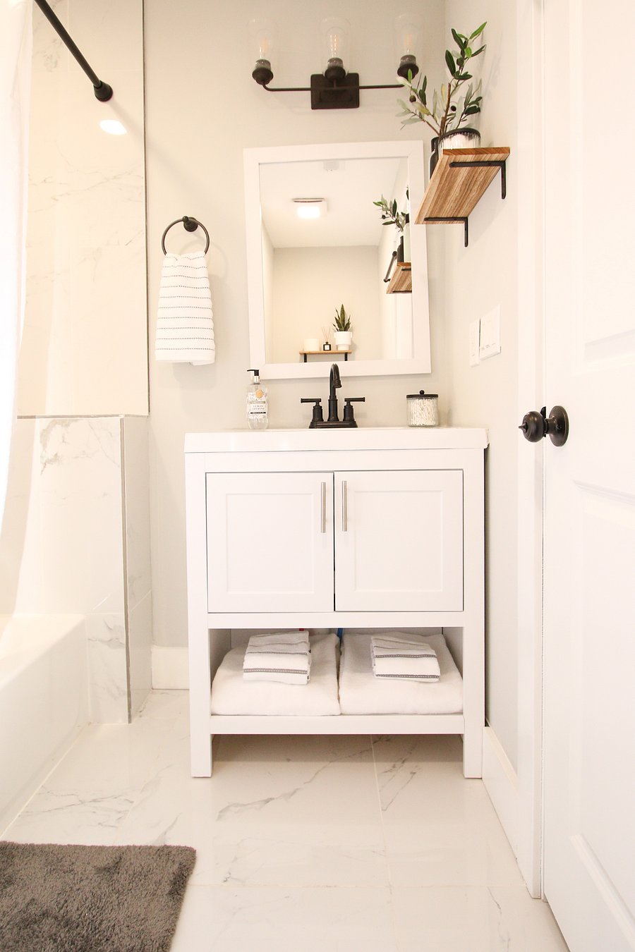 Primary Bedroom bathroom. Comes with combo shower/tab