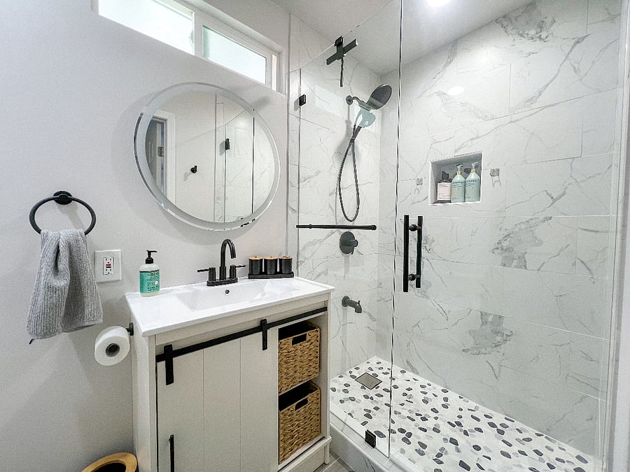 Main bathroom photo 2, vanity light off