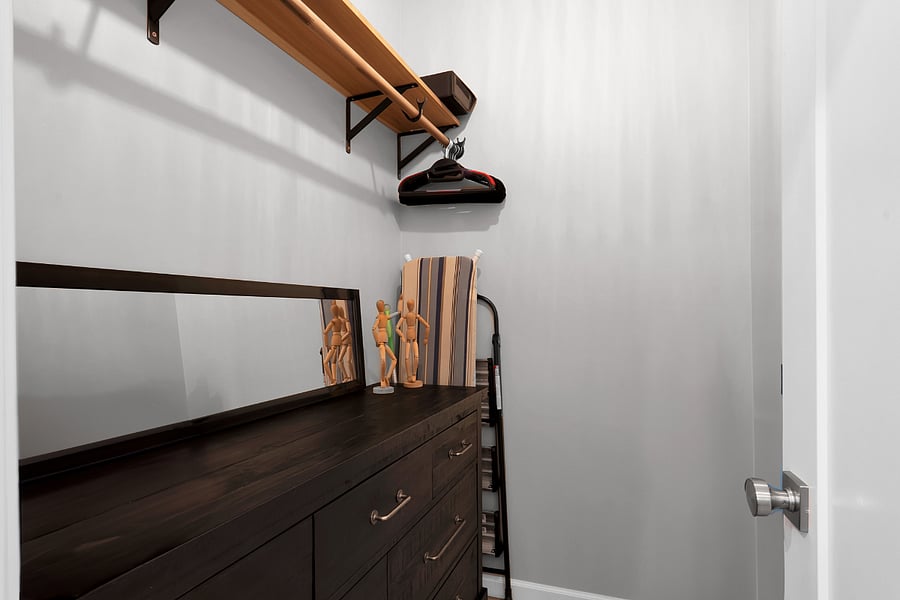 Walk-in closet 