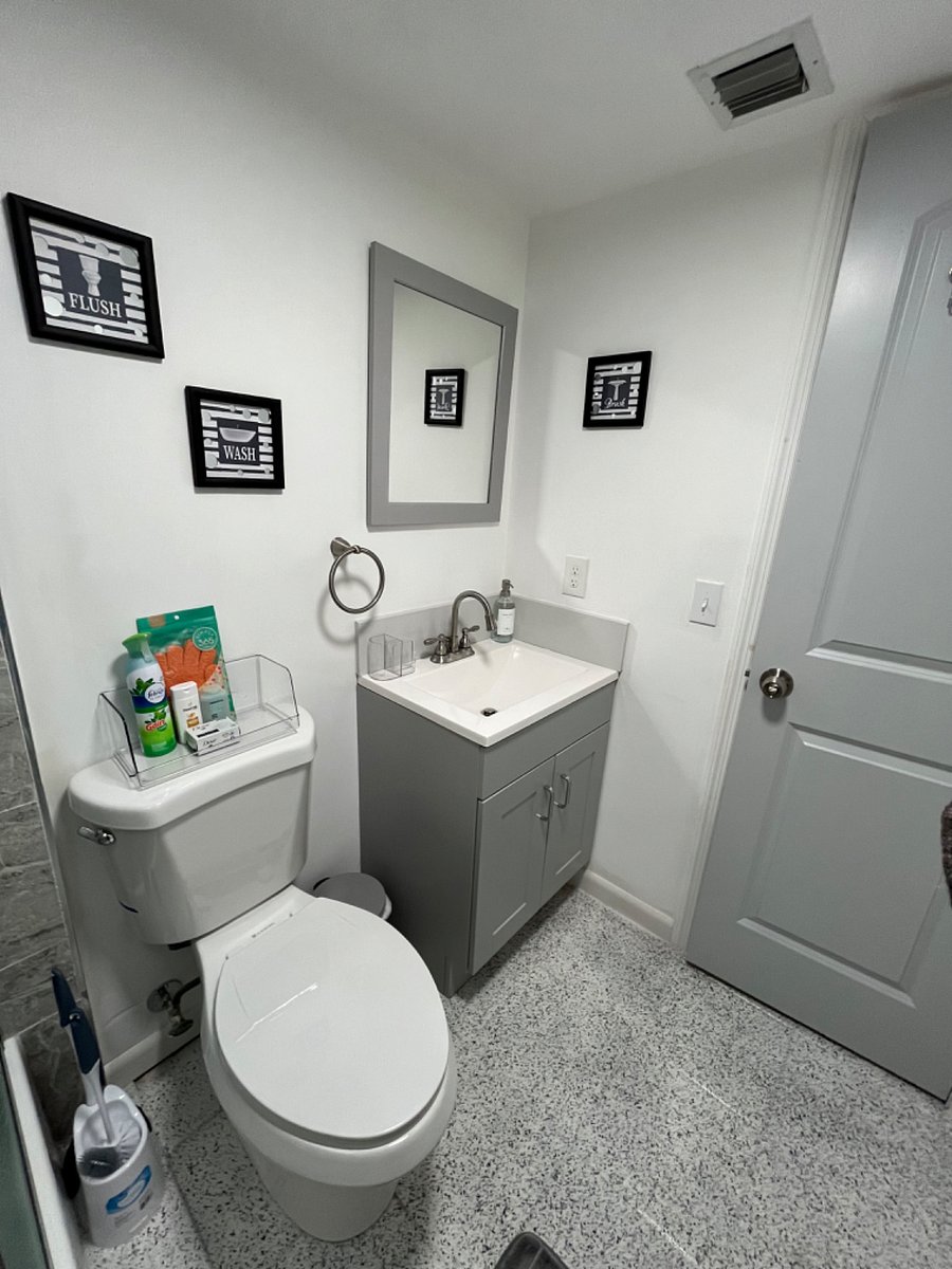 UNIT #2
BATHROOM.
NEW MEDICINE CABINET WAS ADDED ON TOP OF TOILET.