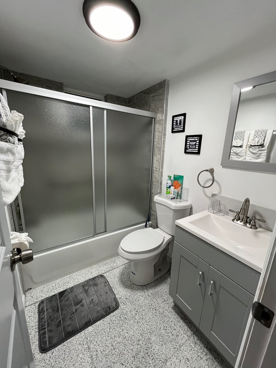 UNIT #2
BATHROOM