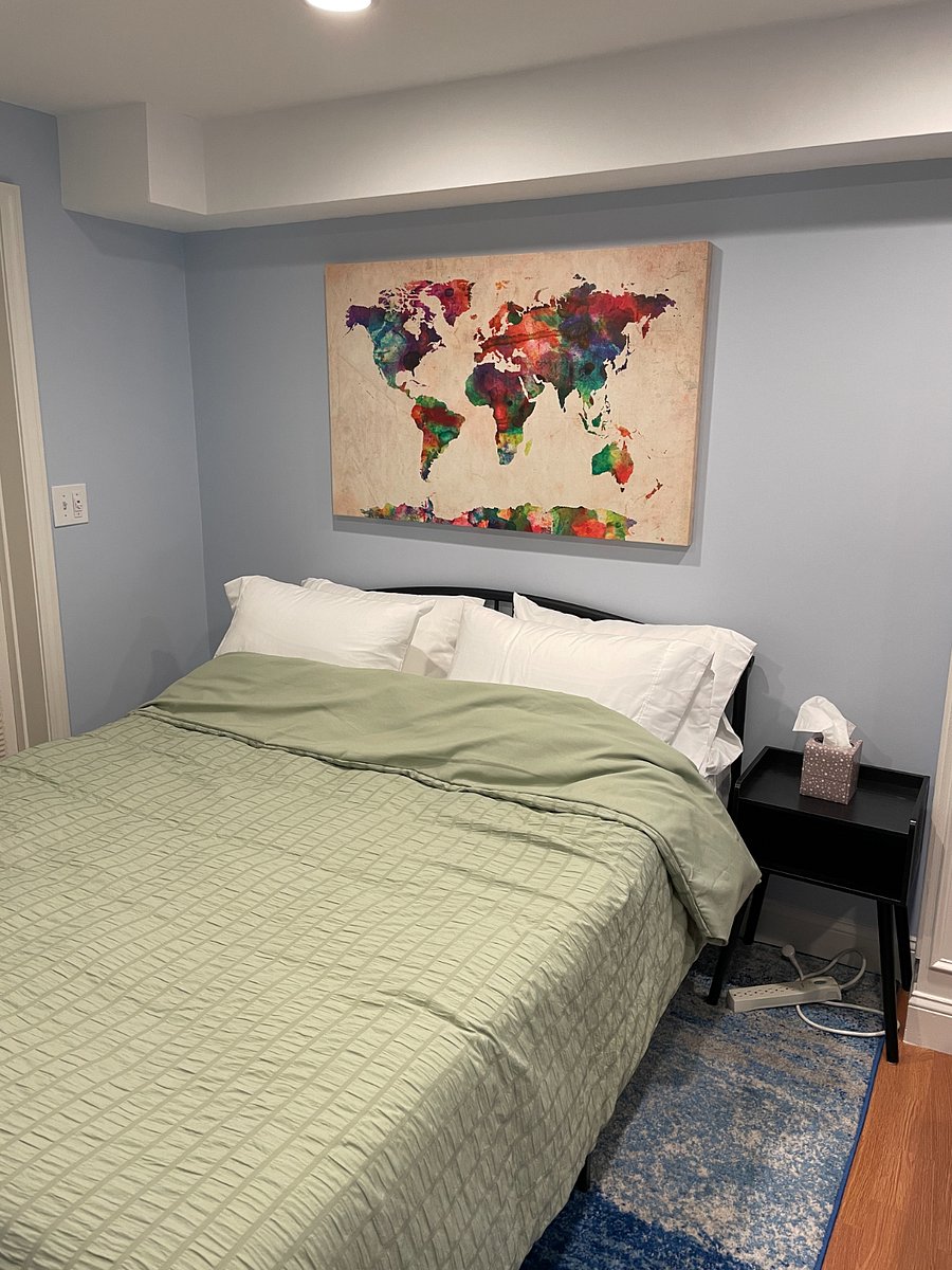 Queen bed- memory foam mattress and queen sized cooling hotel pillows