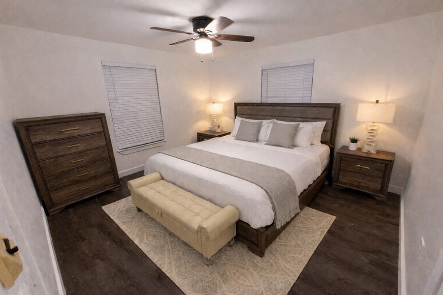 Room 3 - king bed with adjistable base 
