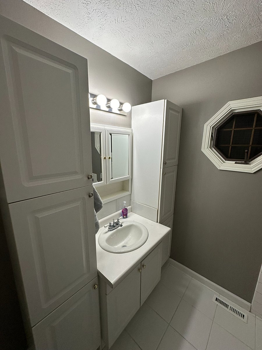 Upstairs bathroom in-between both upstairs bedrooms. 